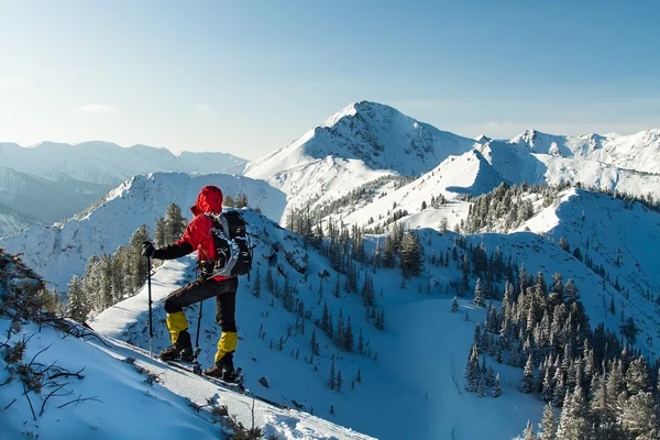 Escursione sciistica in montagna siberiana — Foto Stock