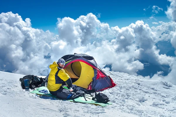Ορειβάτης βουνών σε προηγμένες κατασκήνωση βάσης του Elbrus τοποθετεί — Φωτογραφία Αρχείου