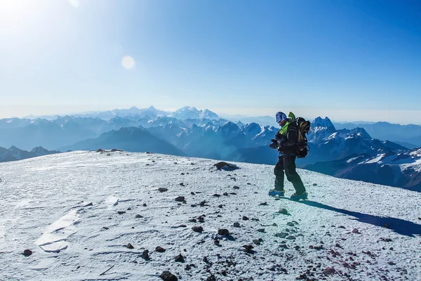 Ορειβάτης στην κορυφή βουνού Elbrus — Φωτογραφία Αρχείου