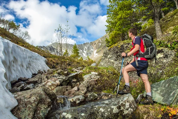 Mann fährt auf Bergpfad — Stockfoto