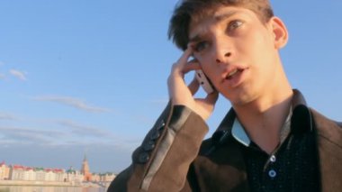 Yakışıklı genç iş adamı Smartphone kullanarak