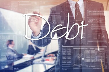 İşadamı hakkında sunum için hazırlanıyor şeffaf tahtaya yazma: borç