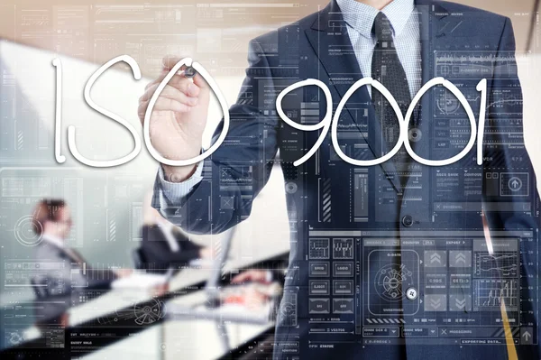 Businessman sta scrivendo su scheda trasparente, si sta preparando per la presentazione su: ISO 9001 — Foto Stock