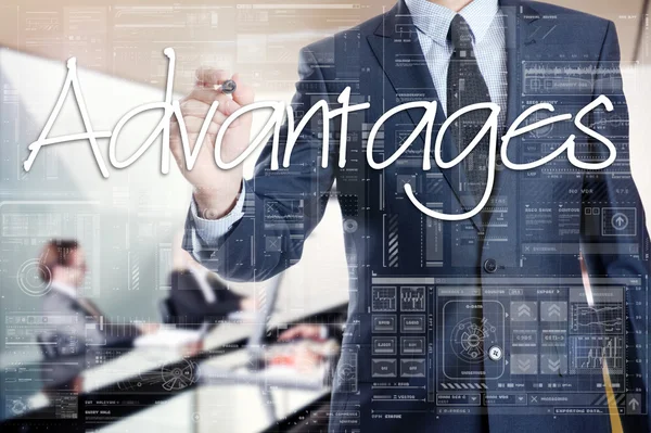 İşadamı hakkında sunum için hazırlanıyor şeffaf tahtaya yazma: avantajları