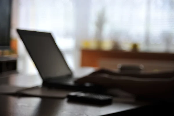 Arbeitsplatz mit offenem Laptop mit schwarzem Bildschirm und Geschäftsdokumenten — Stockfoto