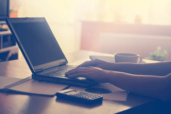 Arbeitsplatz mit offenem Laptop mit schwarzem Bildschirm und Geschäftsdokumenten — Stockfoto