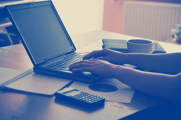Χώρο εργασίας με ανοιχτό laptop με μαύρη οθόνη και επιχειρηματική έγγραφα — Φωτογραφία Αρχείου
