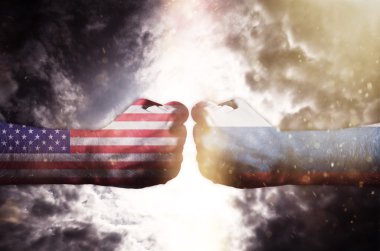 ABD ve Rusya'nın iki yumruk birbirlerine vuruyorlar üzerinde karanlık gökyüzü, çatışma