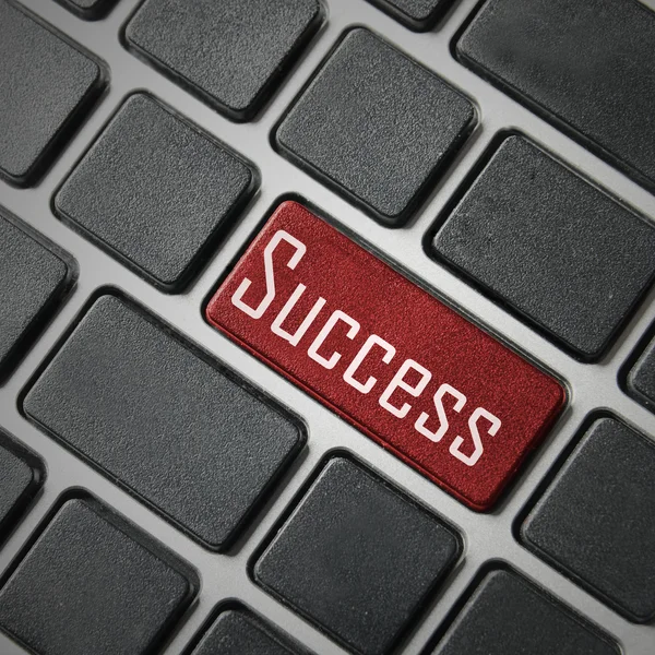 Tangentbord med röda framgång nyckel — Stockfoto
