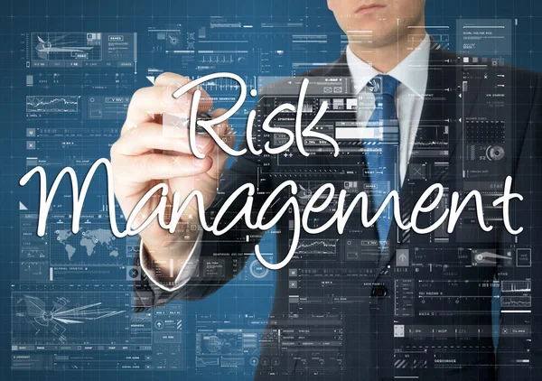El empresario está escribiendo gestión del riesgo en el bord transparente con algunos diagramas —  Fotos de Stock