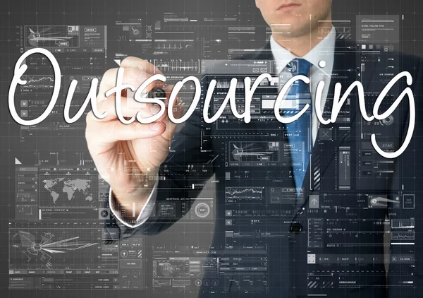 De zakenman is het schrijven van Outsourcing op het transparante bord — Stockfoto