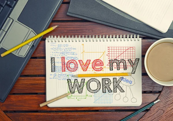 Bärbar dator med texten inuti jag älskar mitt arbete på bord med kaffe, notebook — Stockfoto