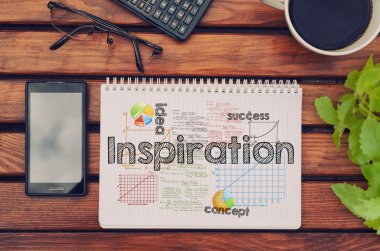 Kahve, cep telefonu ile tabloda ilham içindeki metin ile defter