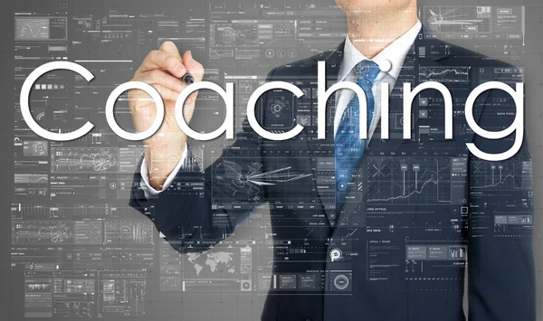 De zakenman is het schrijven van Coaching op het transparante bord met sommige diagrammen — Stockfoto