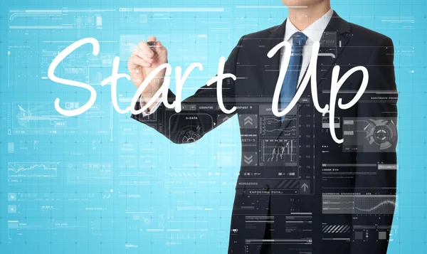 De zakenman is het schrijven van Start-Up op het transparante bord — Stockfoto