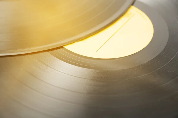 Segmento de disco de vinilo con etiqueta que muestra la textura de las ranuras, aspecto retro — Foto de Stock