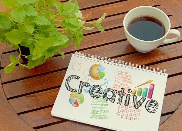 Caderno com texto dentro Criativo na mesa com café e planta — Fotografia de Stock
