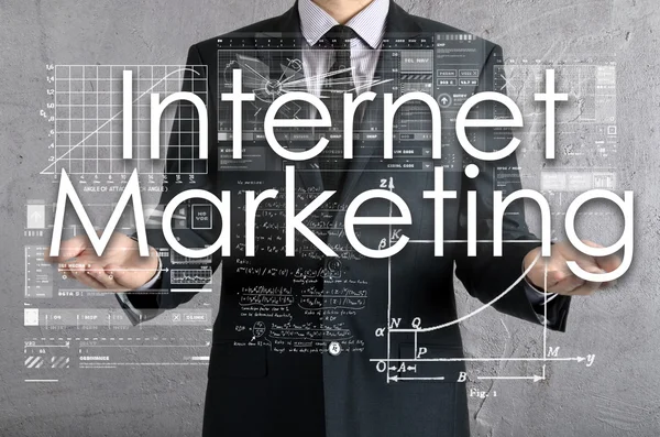 Hombre de negocios que presenta el concepto de Marketing por Internet de sus manos — Foto de Stock