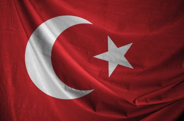 renkli Türk bayrakları sallayarak