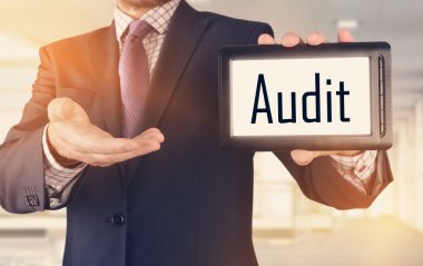 İşadamı gösteren iş kavramı üzerinde tablet ayakta Office: Denetim