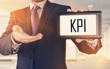 İşadamı gösteren iş kavramı üzerinde tablet ayakta Office: KPI