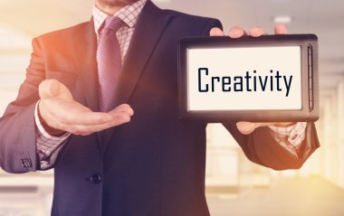 İşadamı gösteren iş kavramı üzerinde tablet ayakta Office: yaratıcılık