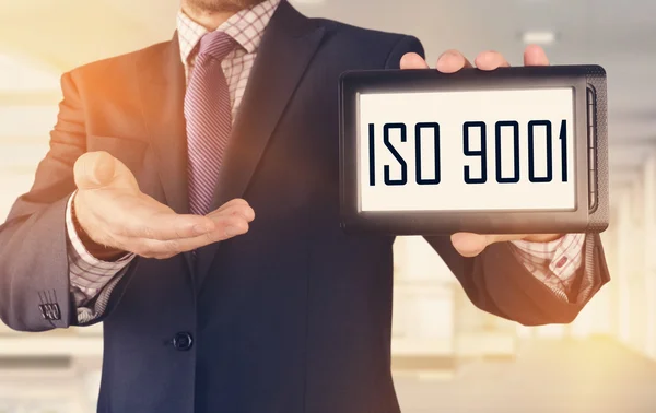 Geschäftsmann zeigt Geschäftskonzept auf Tablet im Büro: iso 9001 — Stockfoto