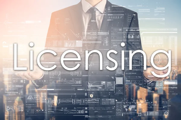 Zakenman presenteert tekst: Licensing — Stockfoto