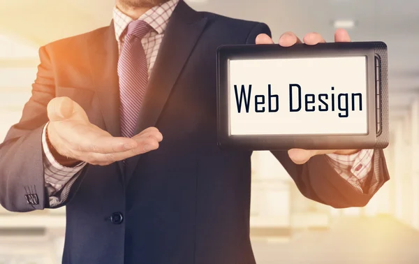 オフィスでタブレット立って実業家表示ビジネス コンセプト: Web デザイン — ストック写真