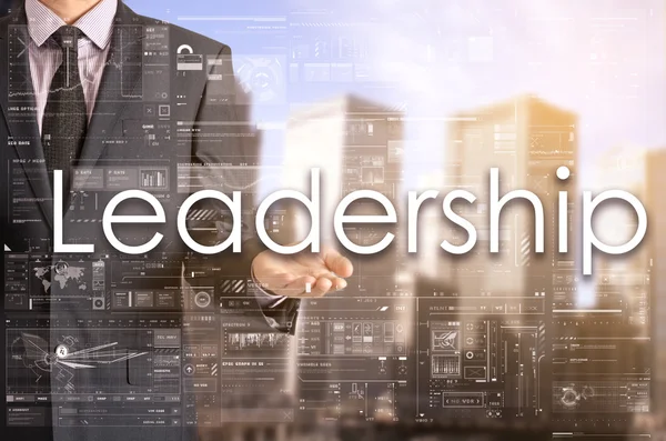 Empresario mostrando texto por su mano: liderazgo — Foto de Stock