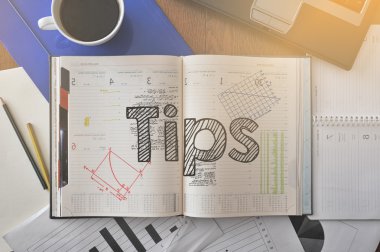 Defter metin içinde kahve ve bazı diyagramları içeren tablo ipuçları ile