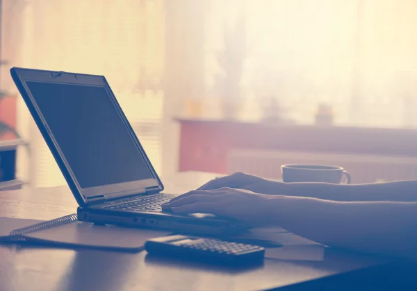 Arbetsplatsen med öppna laptop med svart skärm och affärsdokument — Stockfoto