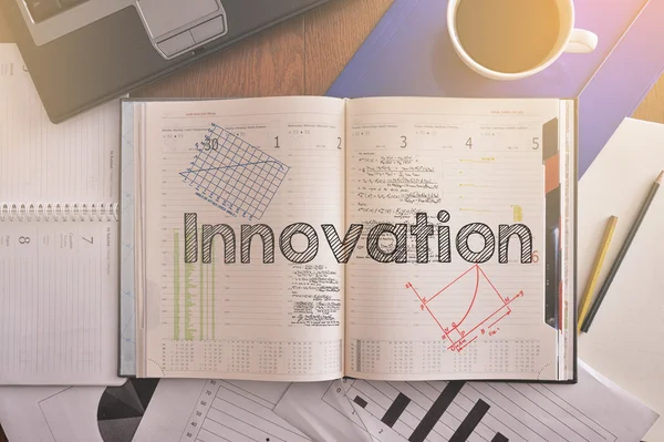 Cuaderno con la nota en el centro Innovación —  Fotos de Stock