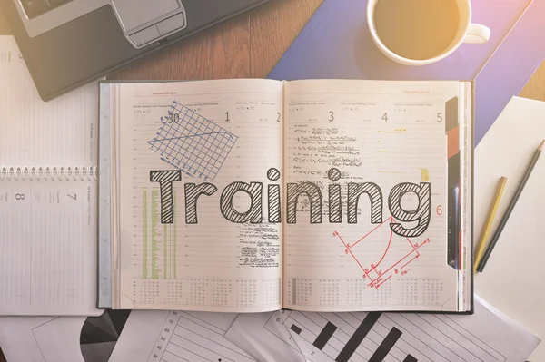 Notizbuch mit Text beim Training auf dem Tisch mit Kaffee, Laptop und einigen Diagrammen — Stockfoto