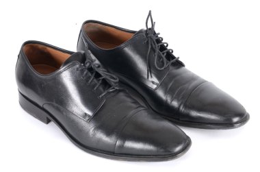 Beyaz arka plan üzerinde izole siyah ayakkabı.