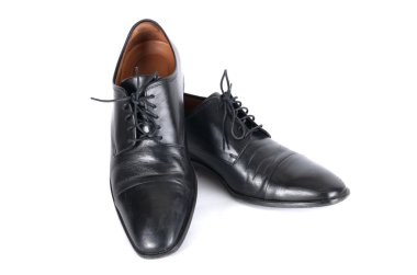 Beyaz arka plan üzerinde izole siyah ayakkabı.