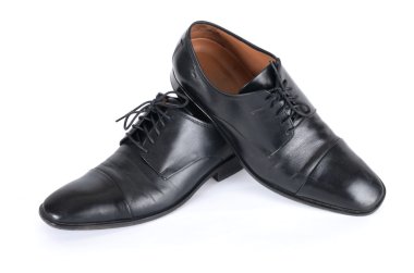 Beyaz arka plan üzerinde izole siyah ayakkabı.