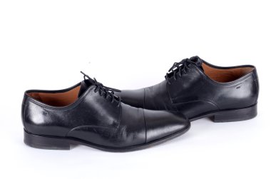 Beyaz arka plan üzerinde izole siyah ayakkabı.