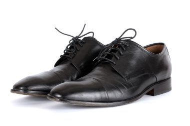 Beyaz arka plan üzerinde izole siyah ayakkabı.