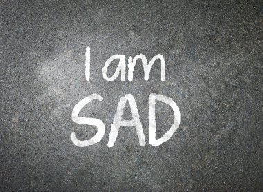 Bir kara tahta üzerinde beyaz tebeşir ile el yazısı Sad olduğumu.