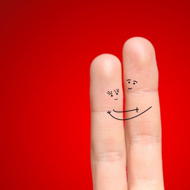 Mutlu bir çift boyalı gülücüklere ve kucaklaşmalara aşık.