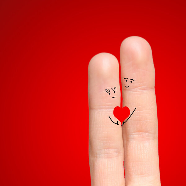 Счастливая пара, влюбленная в раскрашенную улыбку и объятия