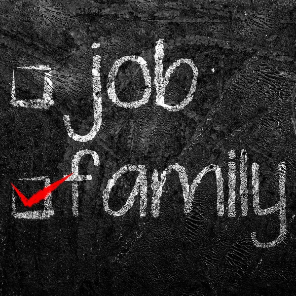 Jobb och familj för att förstora skriven med vit krita på svart bakgrund — Stockfoto