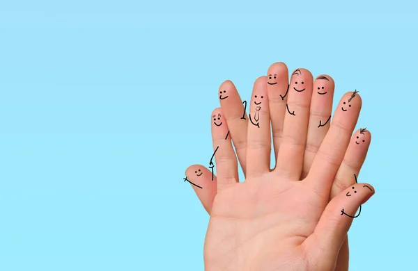 Glückliche Gruppe von Finger-Smileys. Finger, die ein soziales Netzwerk darstellen — Stockfoto