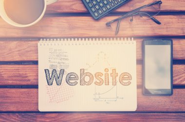 Kahve, cep telefonu ile tabloda Web sitesi içindeki metin ile defter
