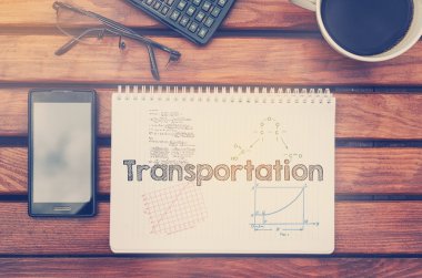 Kahve, cep telefonu ile tabloda ulaşım içindeki metin ile defter