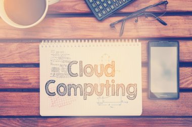 Kahve, cep telefonu ile tabloda Cloud Computing içindeki metin ile defter