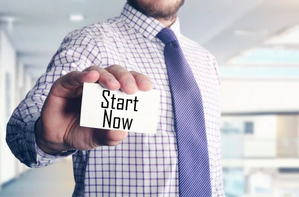 işadamı kartı metinle gösterilen Office: Şimdi başlayın