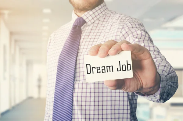 Homme d'affaires au bureau montrant la carte avec le texte : Dream Job — Photo