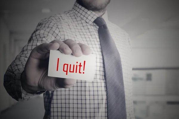 Hombre de negocios en la oficina mostrando tarjeta con texto: Renuncio  ! —  Fotos de Stock